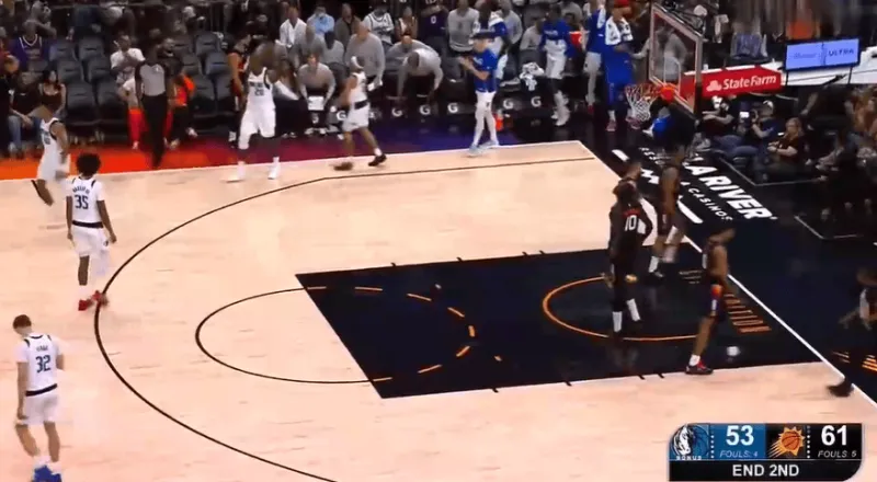 360体育-太阳半场61-53领先独行侠，布克19分&amp;amp;弗拉格10中3得到6分